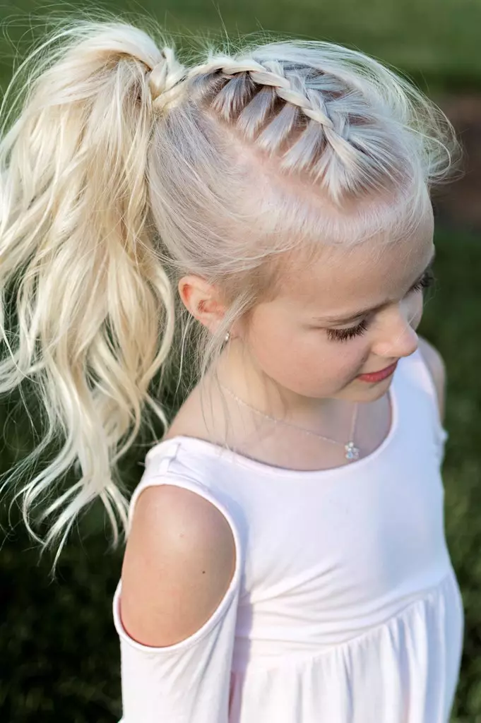 Peinados festivos para niñas con cabello largo (55 fotos): ¿Cómo hacer que los peluqueros de la noche de los niños para las vacaciones con sus propias manos en casa? 16836_31