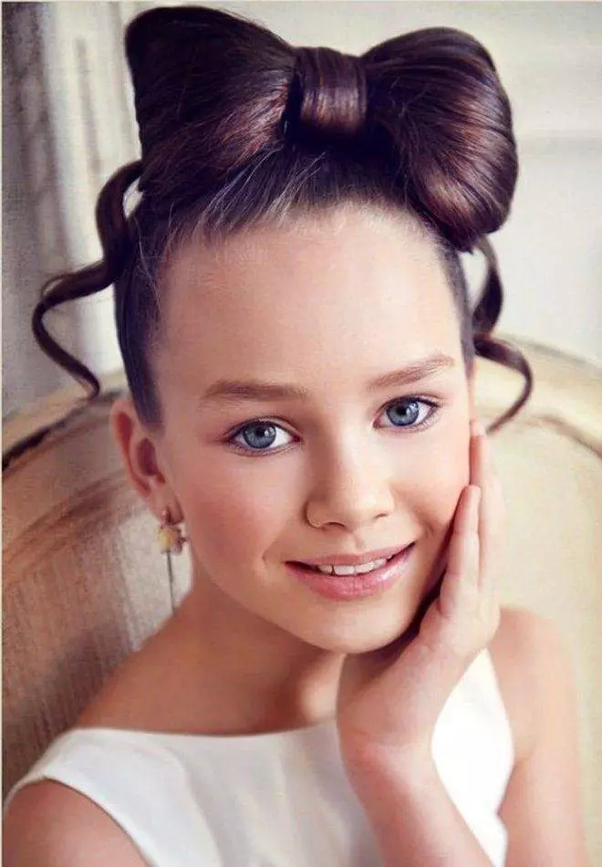 Свечане фризуре за девојчице са дугом косом (55 фотографија): Како направити дечије вечерње фризуре за празник својим рукама код куће? 16836_32