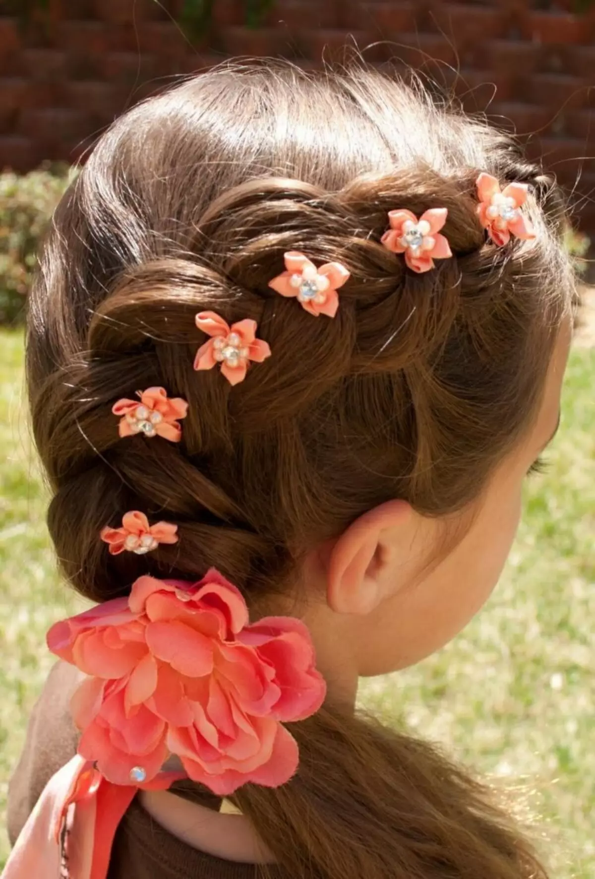 Hairstyles festive për vajzat me flokë të gjatë (55 foto): Si për të bërë hairstyles mbrëmje të fëmijëve për pushime me duart e tyre në shtëpi? 16836_35