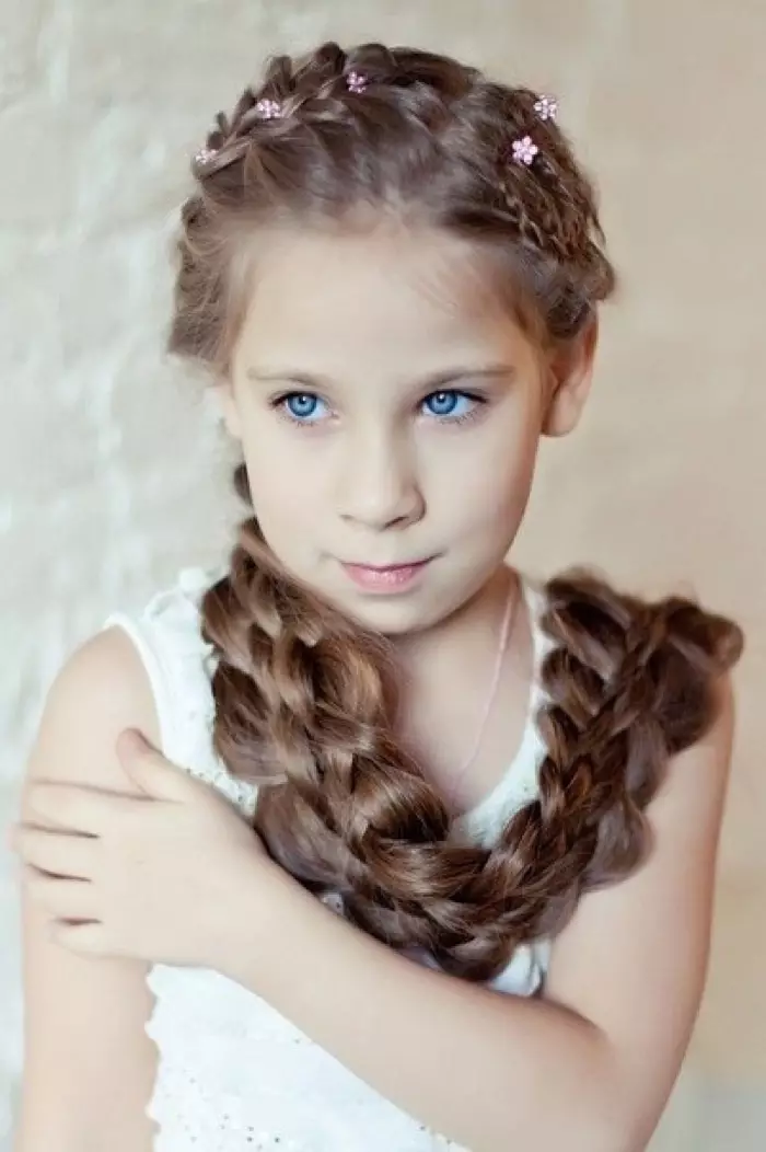 Penteados festivos para meninas com cabelos longos (55 fotos): Como tornar os penteados da noite das crianças para o feriado com suas próprias mãos em casa? 16836_36