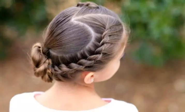 Hairstyles festive për vajzat me flokë të gjatë (55 foto): Si për të bërë hairstyles mbrëmje të fëmijëve për pushime me duart e tyre në shtëpi? 16836_39
