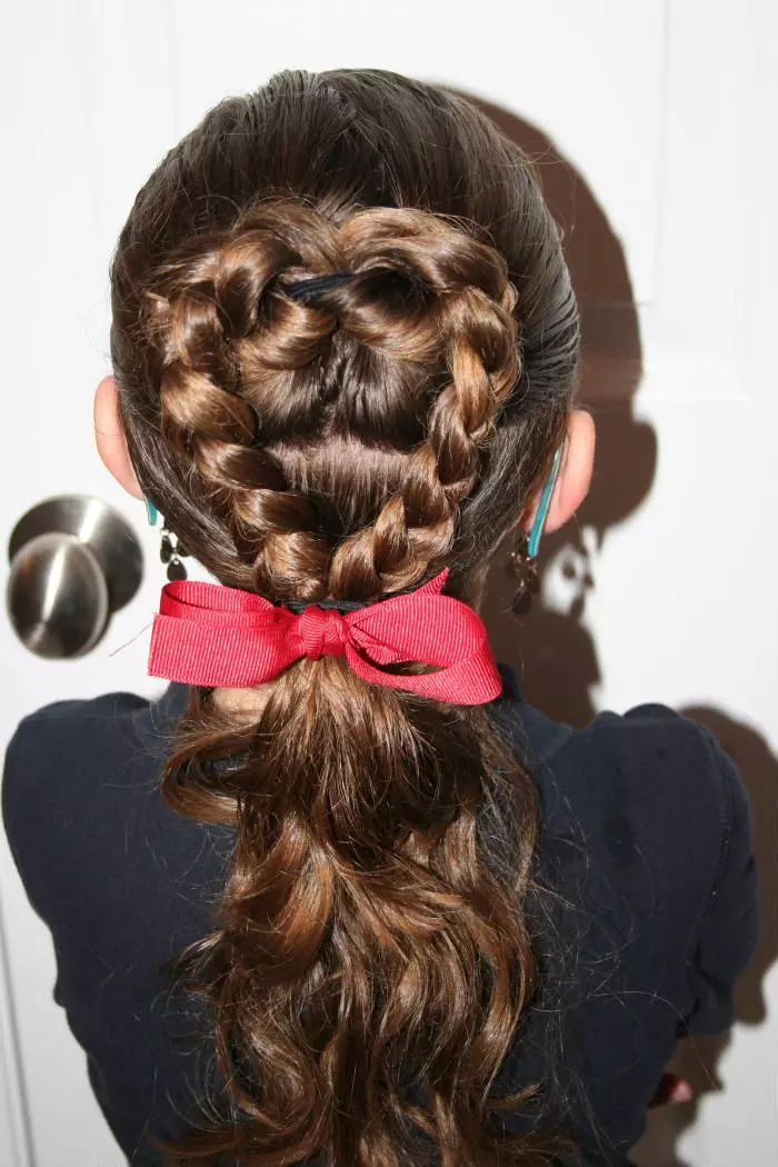Peinados festivos para niñas con cabello largo (55 fotos): ¿Cómo hacer que los peluqueros de la noche de los niños para las vacaciones con sus propias manos en casa? 16836_40