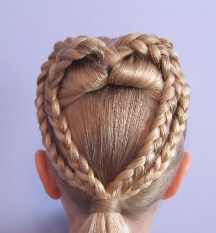 Penteados festivos para meninas com cabelos longos (55 fotos): Como tornar os penteados da noite das crianças para o feriado com suas próprias mãos em casa? 16836_41