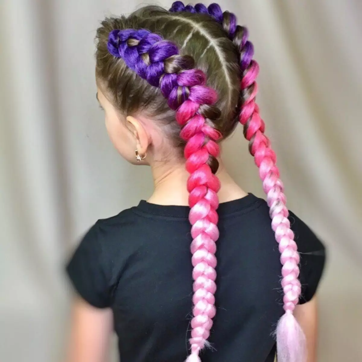 Hairstyles festive për vajzat me flokë të gjatë (55 foto): Si për të bërë hairstyles mbrëmje të fëmijëve për pushime me duart e tyre në shtëpi? 16836_42