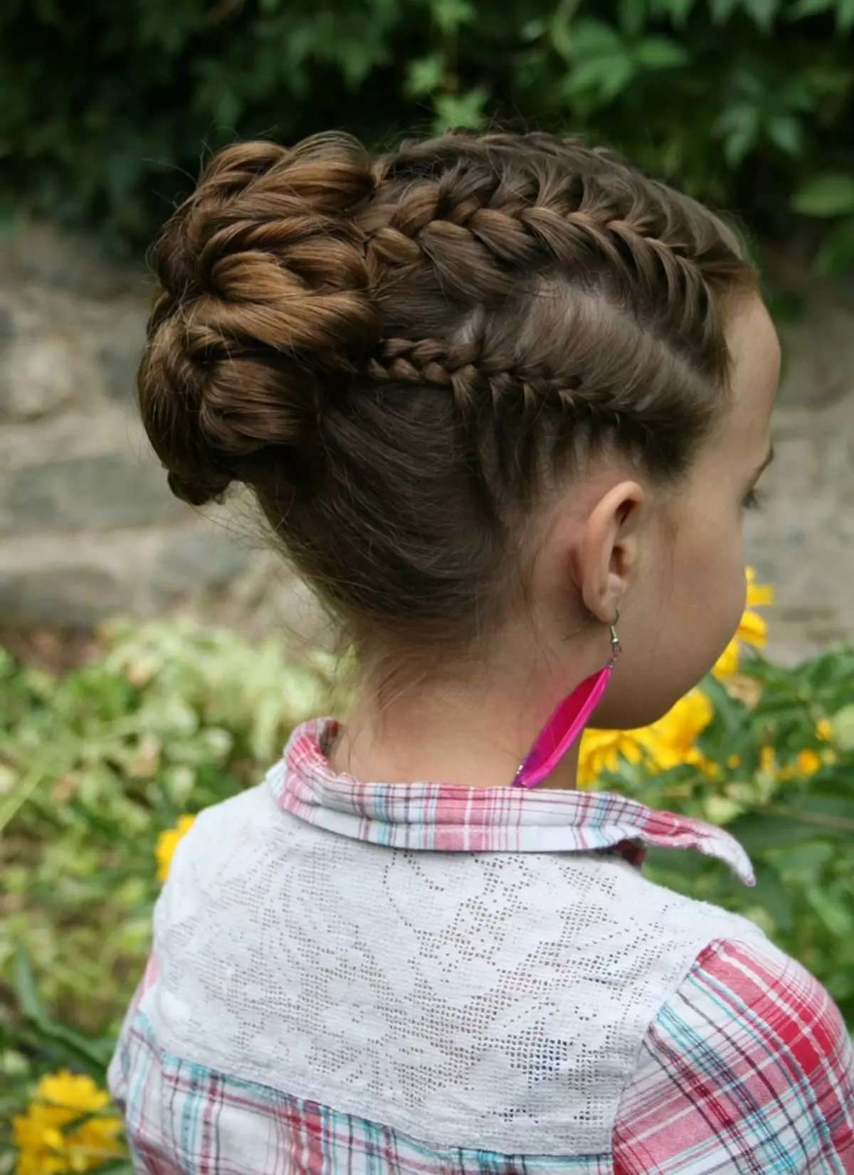 Festliga frisyrer för tjejer med långt hår (55 bilder): Hur man gör barnens kvälls frisyrer för semestern med egna händer hemma? 16836_43