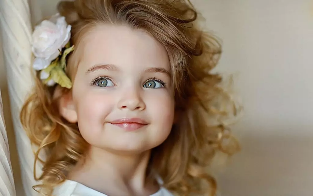 تسريحات الشعر الاحتفالية للفتيات مع شعر طويل (55 صورة): كيفية جعل تسريحات الشعر المسائية للأطفال للعطلة بأيديهم في المنزل؟ 16836_45