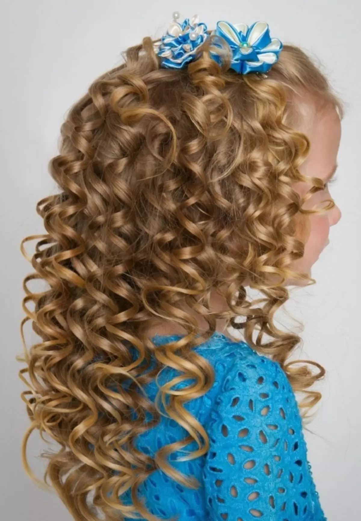 Hairstyles festive për vajzat me flokë të gjatë (55 foto): Si për të bërë hairstyles mbrëmje të fëmijëve për pushime me duart e tyre në shtëpi? 16836_5