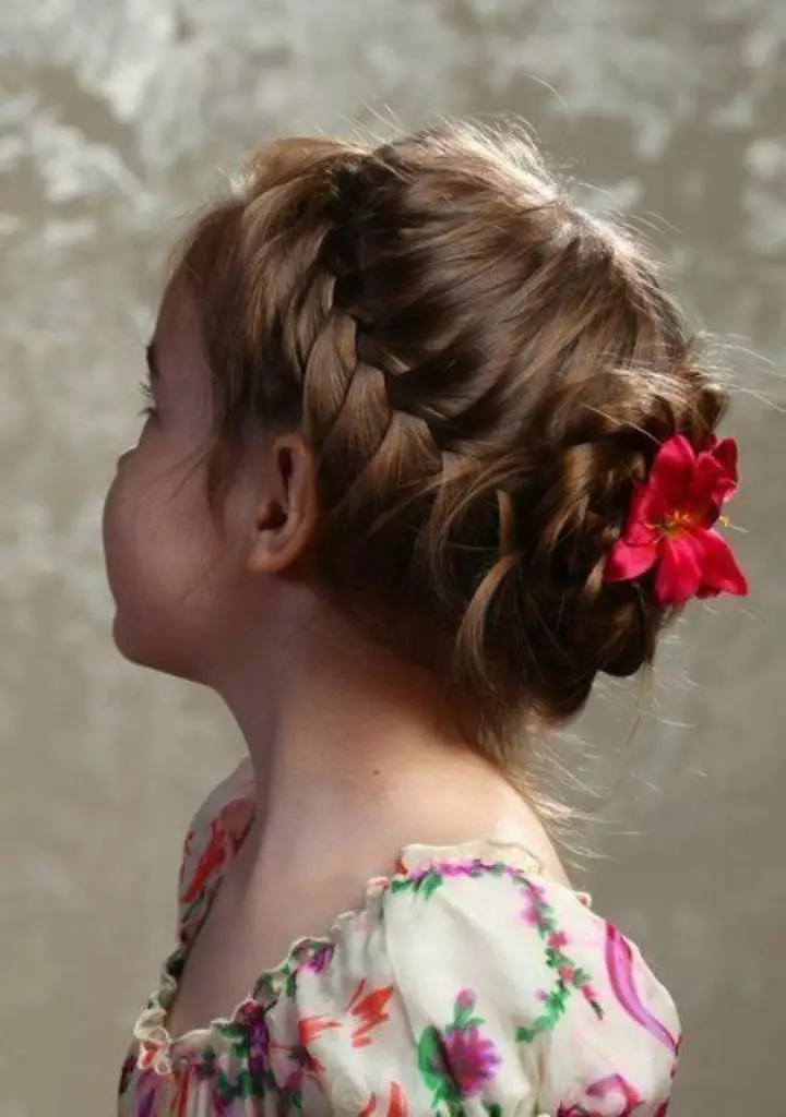 Peinados festivos para niñas con cabello largo (55 fotos): ¿Cómo hacer que los peluqueros de la noche de los niños para las vacaciones con sus propias manos en casa? 16836_51