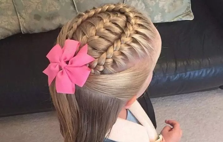 Penteados festivos para meninas com cabelos longos (55 fotos): Como tornar os penteados da noite das crianças para o feriado com suas próprias mãos em casa? 16836_55