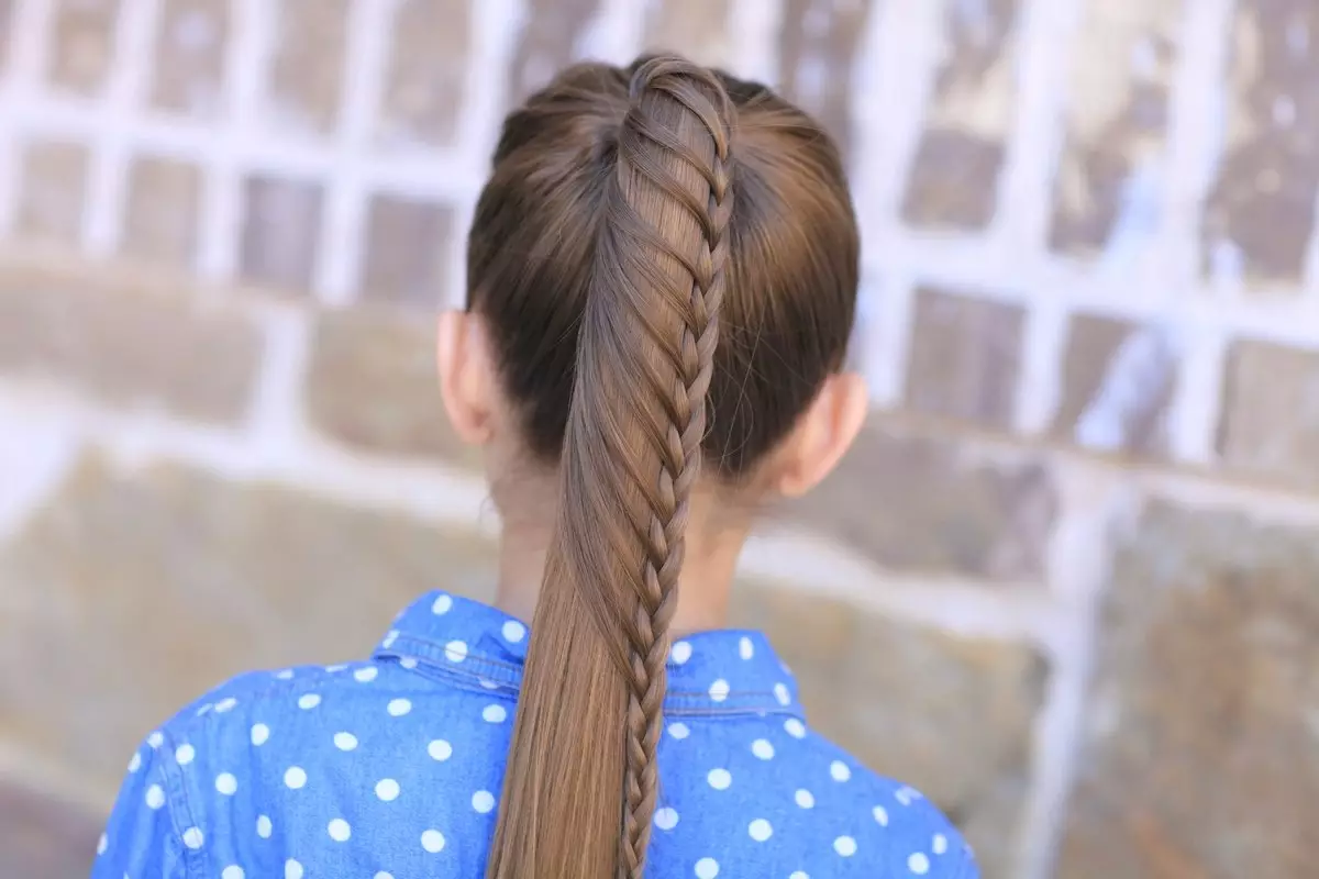 Penteados festivos para meninas com cabelos longos (55 fotos): Como tornar os penteados da noite das crianças para o feriado com suas próprias mãos em casa? 16836_7