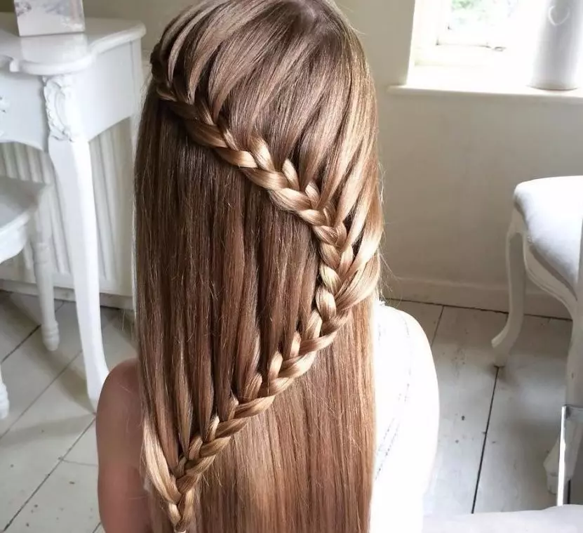 Uzun saçlı kızlar için şenlikli saç modelleri (55 fotoğraf): Çocuk akşamları saç modelleri tatil için evde kendi elleriyle nasıl yapılır? 16836_8