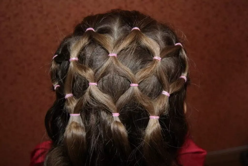 Hairstyles ke sekolah dari rambut pendek: gaya rambut ringan dan cantik ke sekolah untuk kanak-kanak perempuan dengan KARA. Bagaimana untuk membuat gaya rambut mudah untuk kanak-kanak perempuan 10 dan 12 tahun dalam masa 5 minit? 16840_21