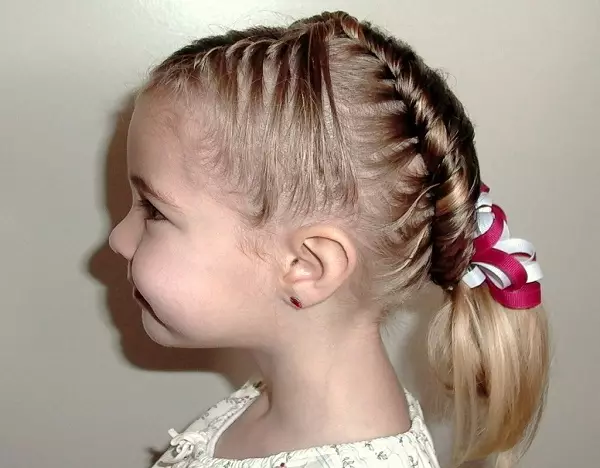 短い髪からの学校へのヘアスタイル：カラを持つ女の子のための軽くて美しいヘアスタイル。 5分で女の子10と12歳のためのシンプルな学校の髪型を作る方法？ 16840_23