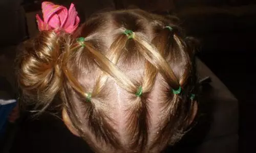 短い髪からの学校へのヘアスタイル：カラを持つ女の子のための軽くて美しいヘアスタイル。 5分で女の子10と12歳のためのシンプルな学校の髪型を作る方法？ 16840_38