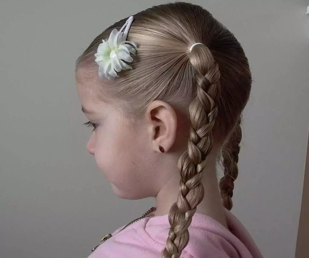Fodrászok az óvodai lányok számára minden nap (92 fotók): egyszerű és gyors lehetőségek a mindennapi frizurák tervezésére az óvodában. Hogyan lépjünk lépéssel, hogy gyönyörű gyermek frizurák legyenek? 16841_13