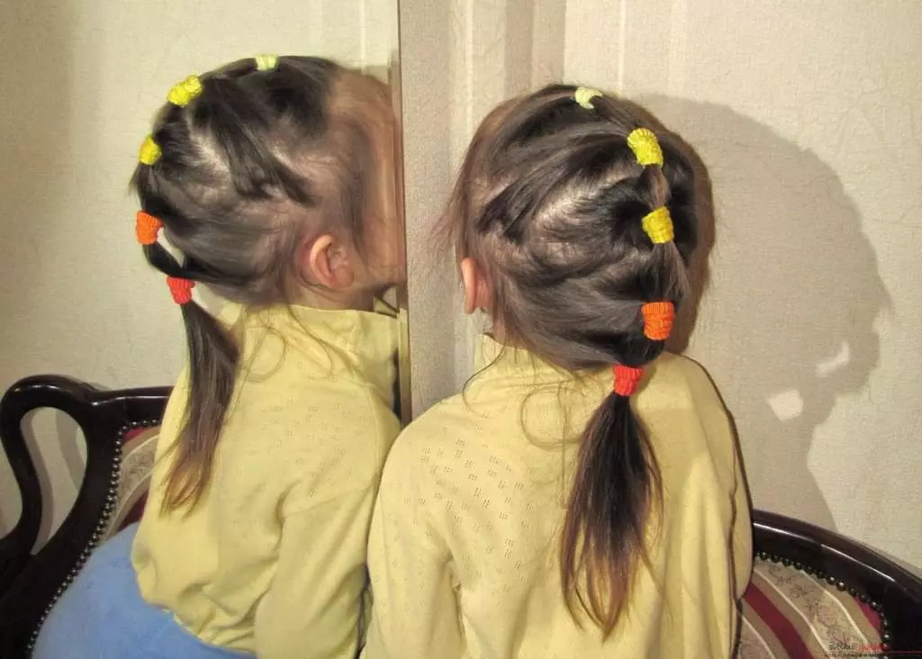Fodrászok az óvodai lányok számára minden nap (92 fotók): egyszerű és gyors lehetőségek a mindennapi frizurák tervezésére az óvodában. Hogyan lépjünk lépéssel, hogy gyönyörű gyermek frizurák legyenek? 16841_22
