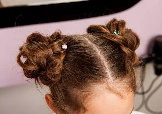 Coiffures pour filles à la maternelle pour chaque jour (92 photos): options simples et rapides pour la conception de coiffures quotidiennes à la maternelle. Comment marcher à pas pour faire de beaux coiffures d'enfants? 16841_26