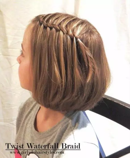 Coiffures pour filles à la maternelle pour chaque jour (92 photos): options simples et rapides pour la conception de coiffures quotidiennes à la maternelle. Comment marcher à pas pour faire de beaux coiffures d'enfants? 16841_32