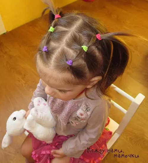 Coiffures pour filles à la maternelle pour chaque jour (92 photos): options simples et rapides pour la conception de coiffures quotidiennes à la maternelle. Comment marcher à pas pour faire de beaux coiffures d'enfants? 16841_35