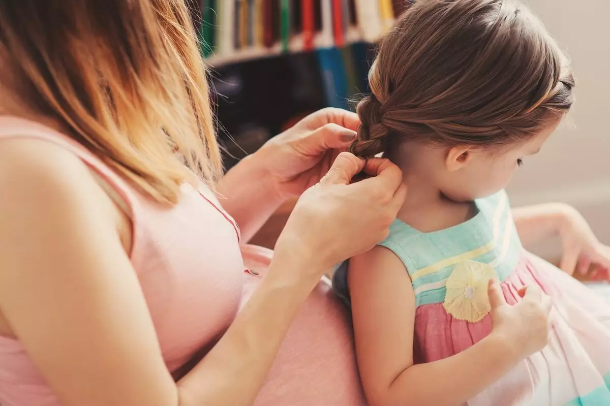 Fodrászok az óvodai lányok számára minden nap (92 fotók): egyszerű és gyors lehetőségek a mindennapi frizurák tervezésére az óvodában. Hogyan lépjünk lépéssel, hogy gyönyörű gyermek frizurák legyenek? 16841_4