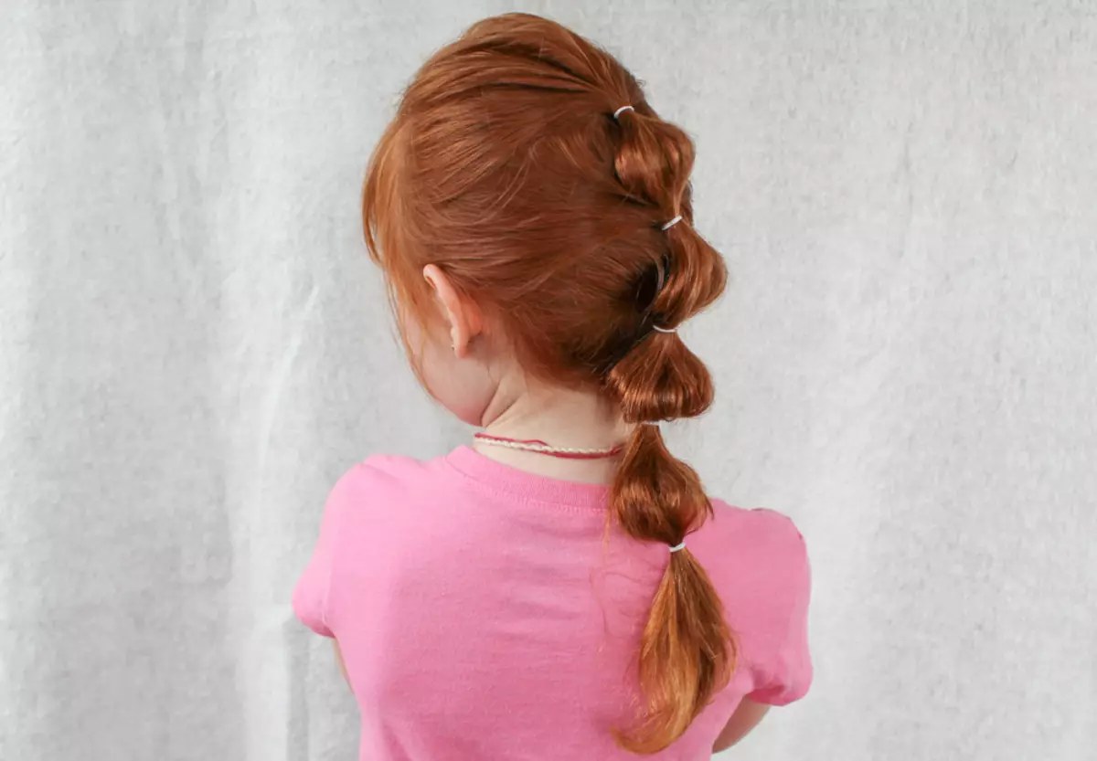 Fodrászok az óvodai lányok számára minden nap (92 fotók): egyszerű és gyors lehetőségek a mindennapi frizurák tervezésére az óvodában. Hogyan lépjünk lépéssel, hogy gyönyörű gyermek frizurák legyenek? 16841_45