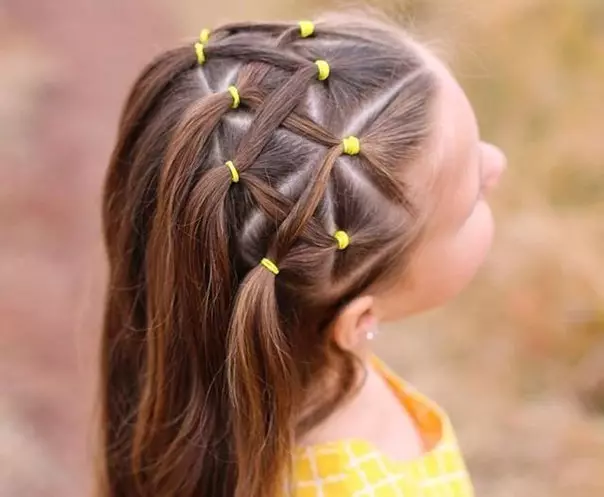Coiffures pour filles à la maternelle pour chaque jour (92 photos): options simples et rapides pour la conception de coiffures quotidiennes à la maternelle. Comment marcher à pas pour faire de beaux coiffures d'enfants? 16841_48
