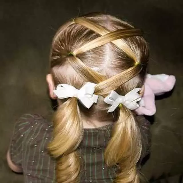 Coiffures pour filles à la maternelle pour chaque jour (92 photos): options simples et rapides pour la conception de coiffures quotidiennes à la maternelle. Comment marcher à pas pour faire de beaux coiffures d'enfants? 16841_61