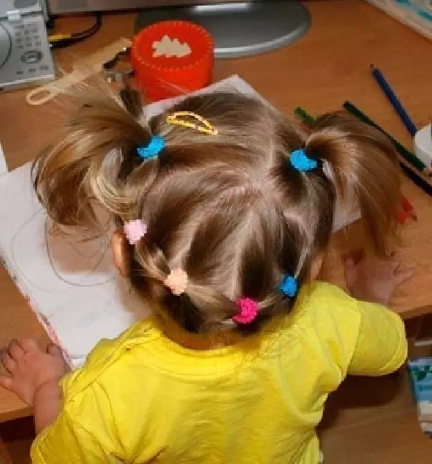 Fodrászok az óvodai lányok számára minden nap (92 fotók): egyszerű és gyors lehetőségek a mindennapi frizurák tervezésére az óvodában. Hogyan lépjünk lépéssel, hogy gyönyörű gyermek frizurák legyenek? 16841_66