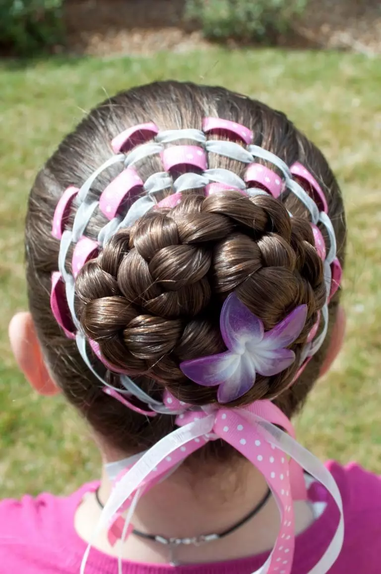 ہر روز کے لئے کنڈرگارٹن میں لڑکیوں کے لئے Hairstyles (92 فوٹو): کنڈرگارٹن میں روزمرہ کے hairstyles ڈیزائن کرنے کے لئے سادہ اور تیز رفتار اختیارات. خوبصورت بچوں کے Hairstyles بنانے کے لئے قدم کی طرف سے کس طرح قدم اٹھائیں؟ 16841_92