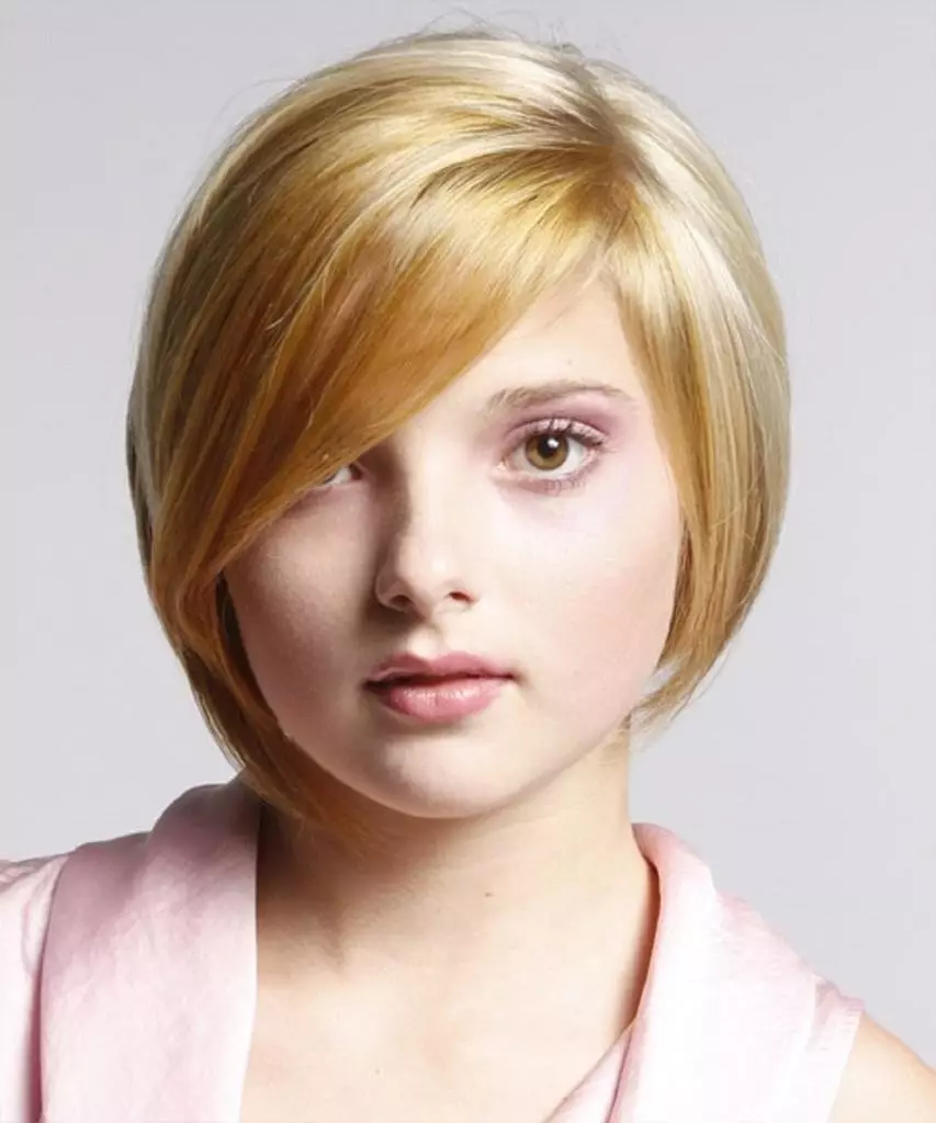 Kiểu tóc cho các cô gái tuổi teen (69 ảnh): Kiểu tóc thời trang với mái tóc rộng, tùy chọn cho tóc dài và tóc dài trung bình, sự lựa chọn kiểu tóc đẹp và mát mẻ cho bé gái 12, 14 và 15 năm 16842_18