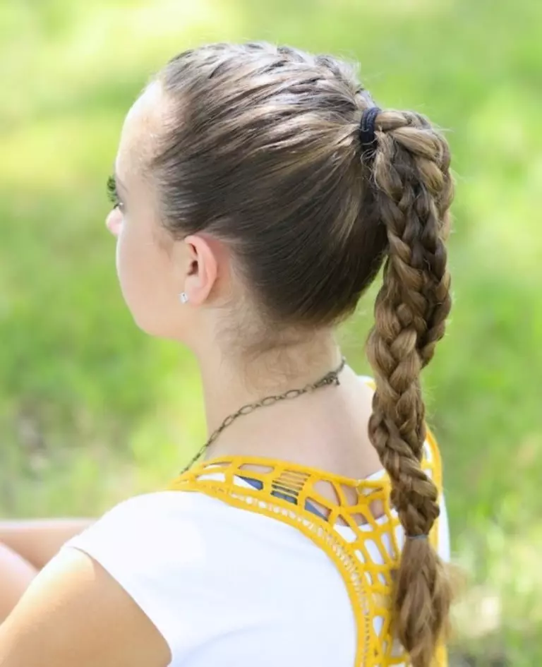 Зачіски для дівчаток-підлітків (69 фото): модні зачіски з розпущеним волоссям, варіанти для довгого волосся і волосся середньої довжини, вибір красивою і прикольною зачіски для дівчаток 12, 14 і 15 років 16842_28