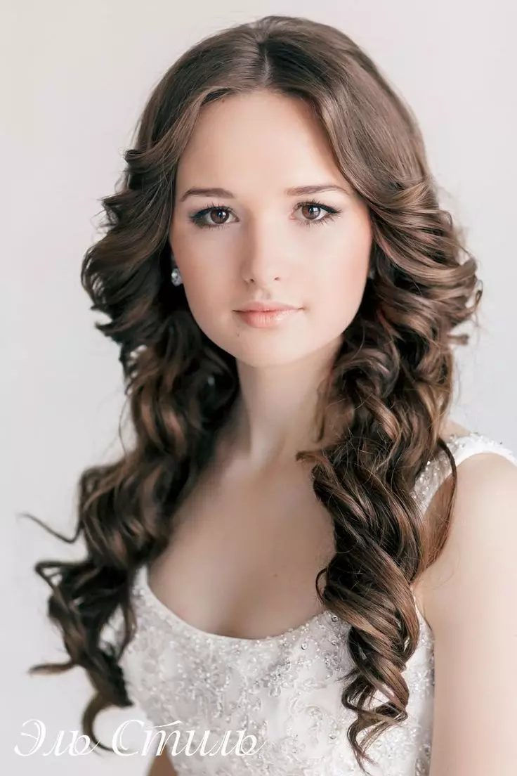 Kampaukset teini-ikäisille tytöille (69 valokuvaa): muodikkaita kampauksia, joissa on löysät hiukset, vaihtoehdot pitkät hiukset ja hiukset keskipitkät, kauniita ja viileitä kampauksia tytöille 12, 14 ja 15 vuotta 16842_54
