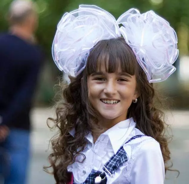 Peinados con arcos para niñas (35 fotos): Hacemos peinados para niños con dos arcos para niños con cabello largo y corto 16843_15