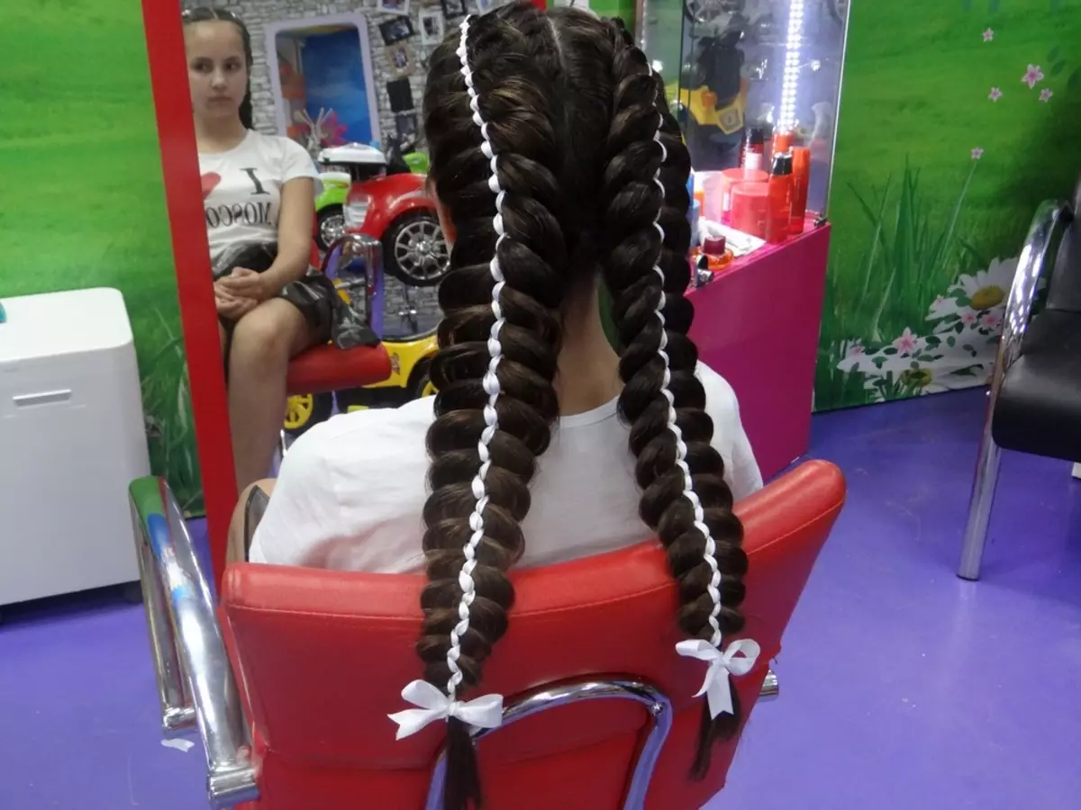Frisuren mit Bögen für Mädchen (35 Fotos): Wir machen Kinderfrisuren mit zwei Bögen für Kinder mit langen und kurzen Haaren 16843_17