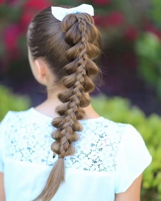 Фризури со лакови за девојки (35 фотографии): Ние правиме деца фризури со две лакови за деца со долга и кратка коса 16843_19
