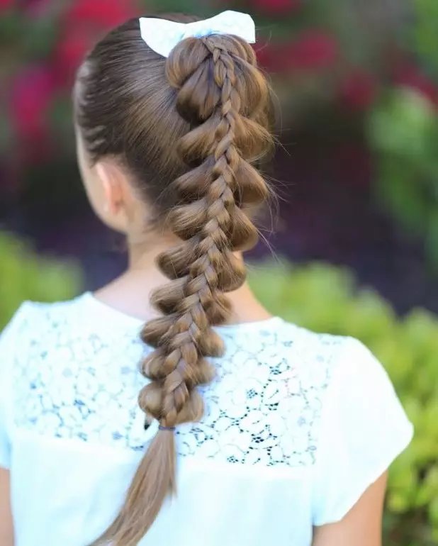 女の子のための弓を持つヘアスタイル（35枚の写真）：私たちは長く短い髪の子供のための2つの弓で子供のヘアスタイルを作ります 16843_19