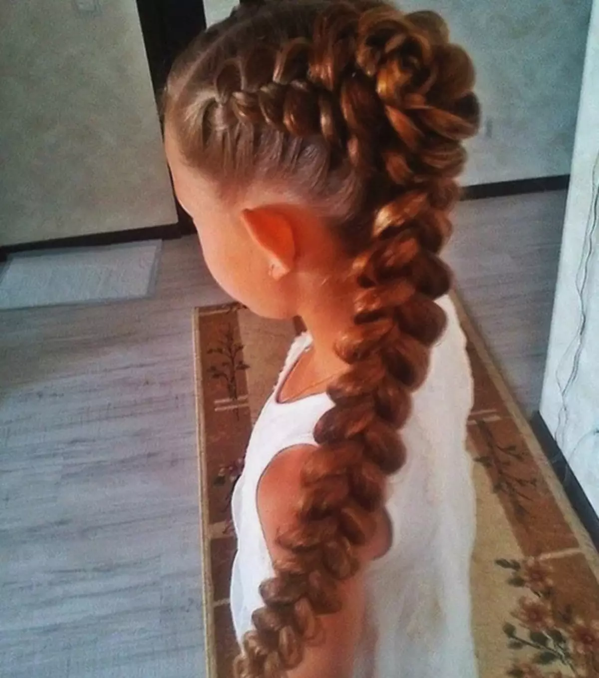 Biz uzun və qısa saç uşaqlar üçün iki yay uşaq hairstyles etmək: Qızlar üçün yay (35 foto) ilə Hairstyles 16843_21