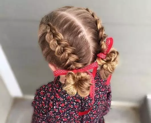 Зачіски з бантами для дівчаток (35 фото): робимо дитячі зачіски з двома бантиками дітям з довгими і короткими волоссям 16843_22