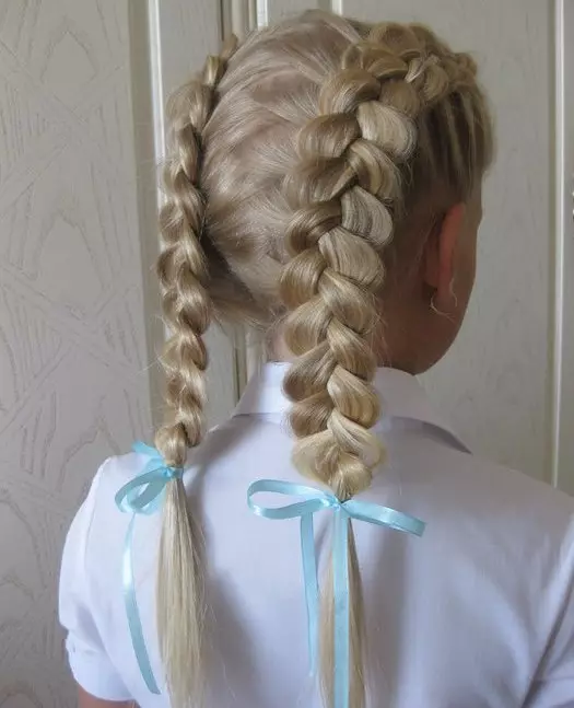 Hairstyles kanssa jouset tytöille (35 kuvaa): Teemme lasten kampauksia kahdella jousilla lapsille, joilla on pitkät ja lyhyet hiukset 16843_23