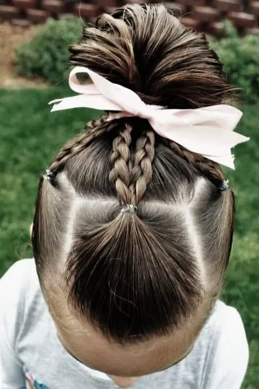 Peinados con arcos para niñas (35 fotos): Hacemos peinados para niños con dos arcos para niños con cabello largo y corto 16843_25