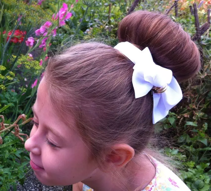 女の子のための弓を持つヘアスタイル（35枚の写真）：私たちは長く短い髪の子供のための2つの弓で子供のヘアスタイルを作ります 16843_27