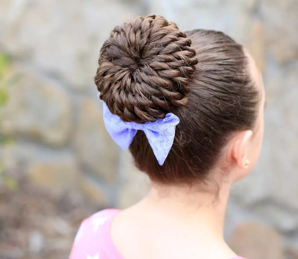 Hairstyles kanssa jouset tytöille (35 kuvaa): Teemme lasten kampauksia kahdella jousilla lapsille, joilla on pitkät ja lyhyet hiukset 16843_3