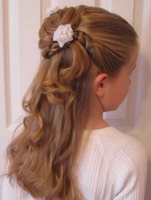 女の子のための弓を持つヘアスタイル（35枚の写真）：私たちは長く短い髪の子供のための2つの弓で子供のヘアスタイルを作ります 16843_30