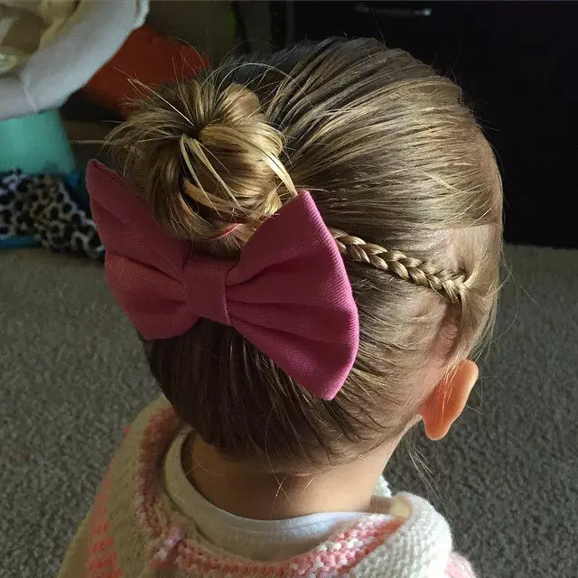 Фризури со лакови за девојки (35 фотографии): Ние правиме деца фризури со две лакови за деца со долга и кратка коса 16843_31