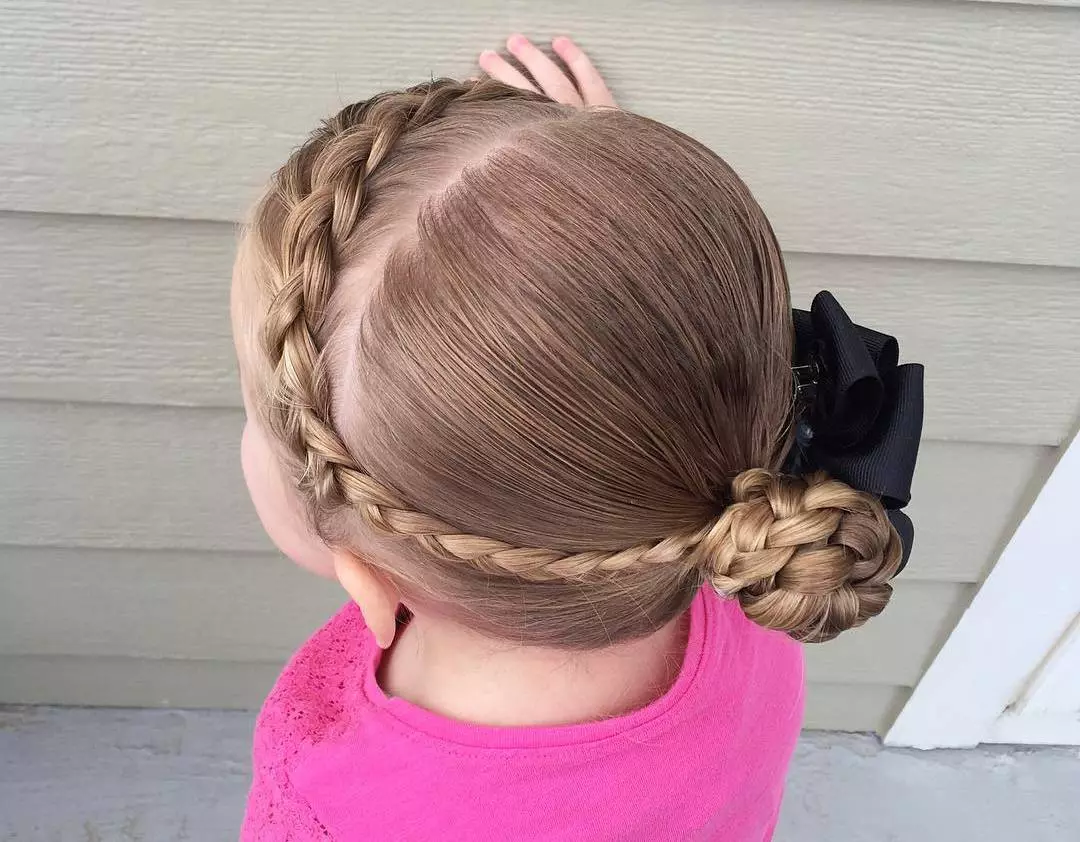 Hairstyles με τόξα για κορίτσια (35 φωτογραφίες): Κάνουμε τα χτενίσματα των παιδιών με δύο τόξα για παιδιά με μακριά και κοντά μαλλιά 16843_32