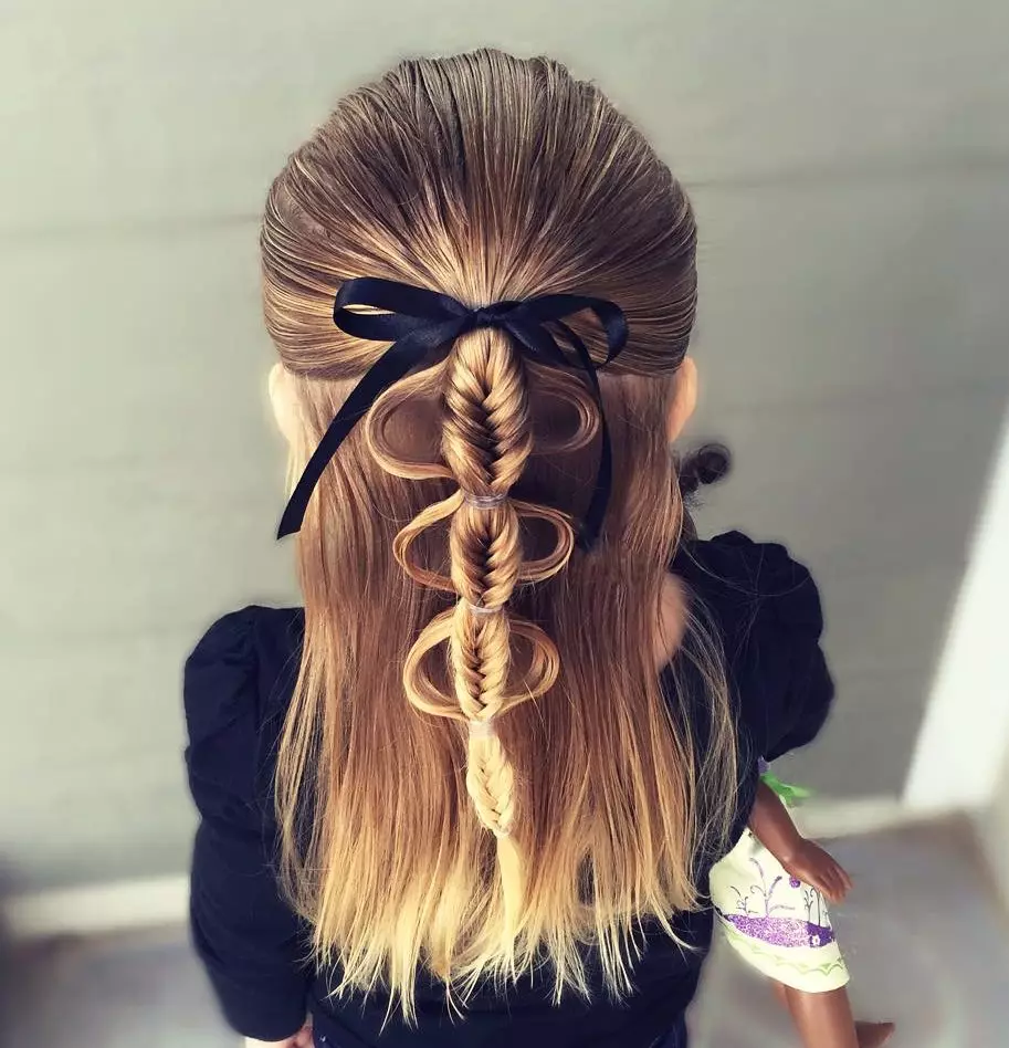 Hairstyles με τόξα για κορίτσια (35 φωτογραφίες): Κάνουμε τα χτενίσματα των παιδιών με δύο τόξα για παιδιά με μακριά και κοντά μαλλιά 16843_4