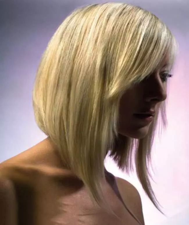 درمیانے بال پر باب-کارا (43 فوٹو): بال کٹوانے پتلی بال پر bangs کے بغیر، خصوصیات Hairstyles 16847_20