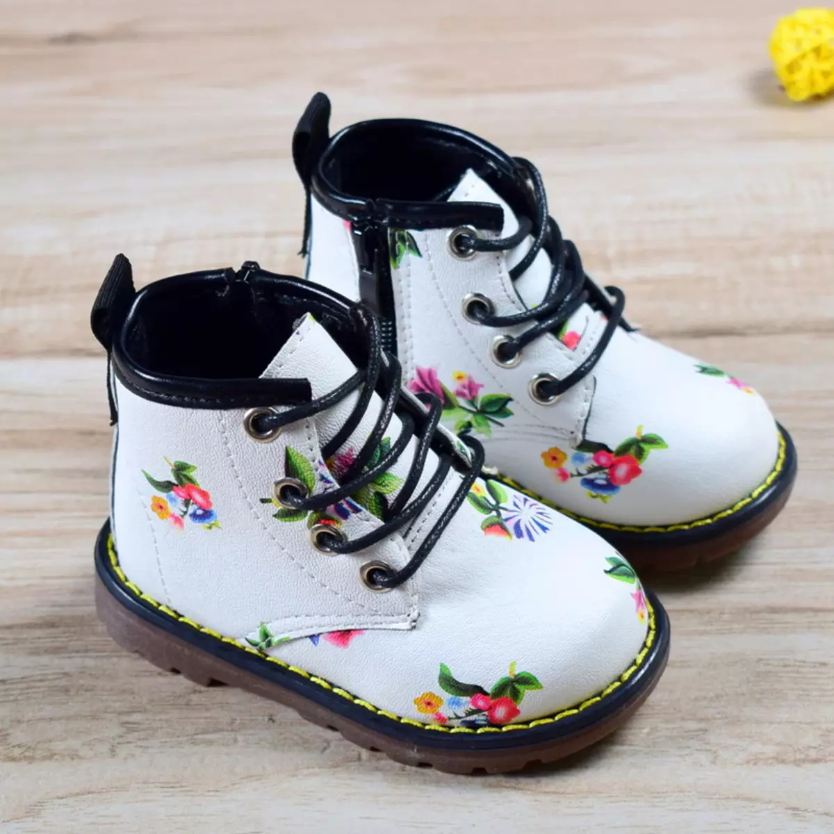 Separuh kasut untuk kanak-kanak perempuan: musim sejuk, demi-musim dan musim luruh, putih, oren dan model warna lain, kulit dan dirasai 1685_11