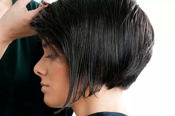 Bob cắt tóc trên mái tóc trung bình (110 ảnh): kéo dài kiểu tóc rách, tùy chọn đa cho chiều dài trung bình của phụ nữ 16860_29