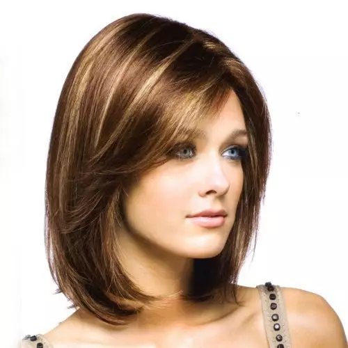 鮑勃髮型在中型頭髮上（110張照片）：細長的撕裂髮型，婦女中等長度的多層選項 16860_35